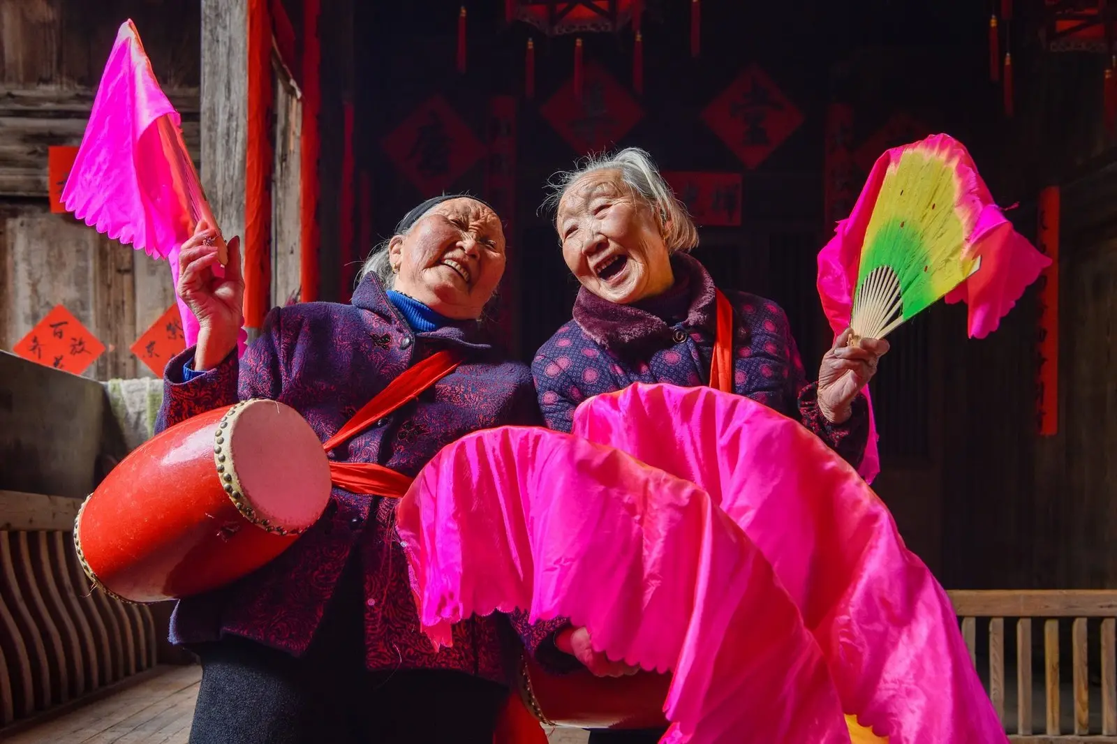 Les sœurs heureuses, photographie de Xiaohua ZHANG, deuxième prix du concours FIAPA 2026