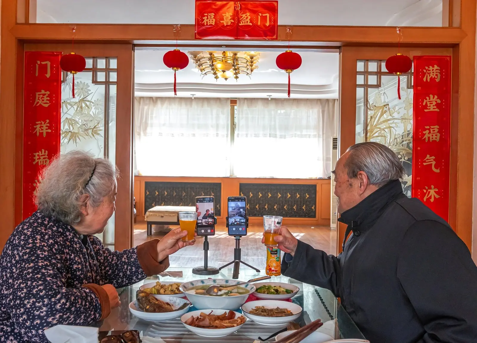 Dîner de réunion en ligne pour le Nouvel An chinois, photographie de Congcong LIU