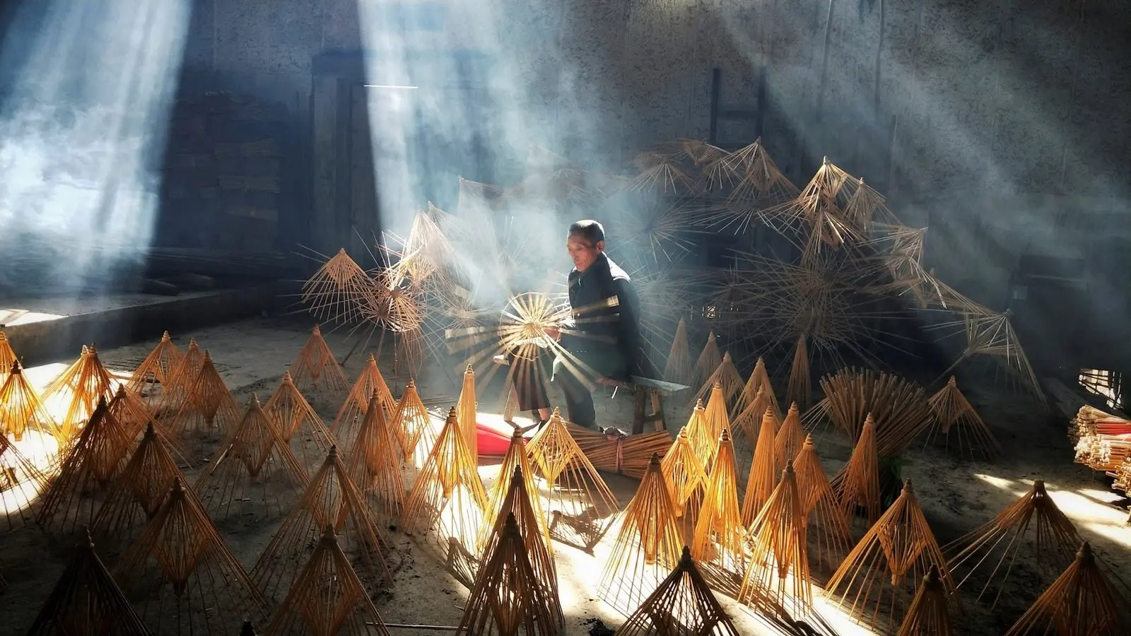Fabricant de parapluies, photographie de Xiaozhi DENG, premier prix du concours FIAPA 2026
